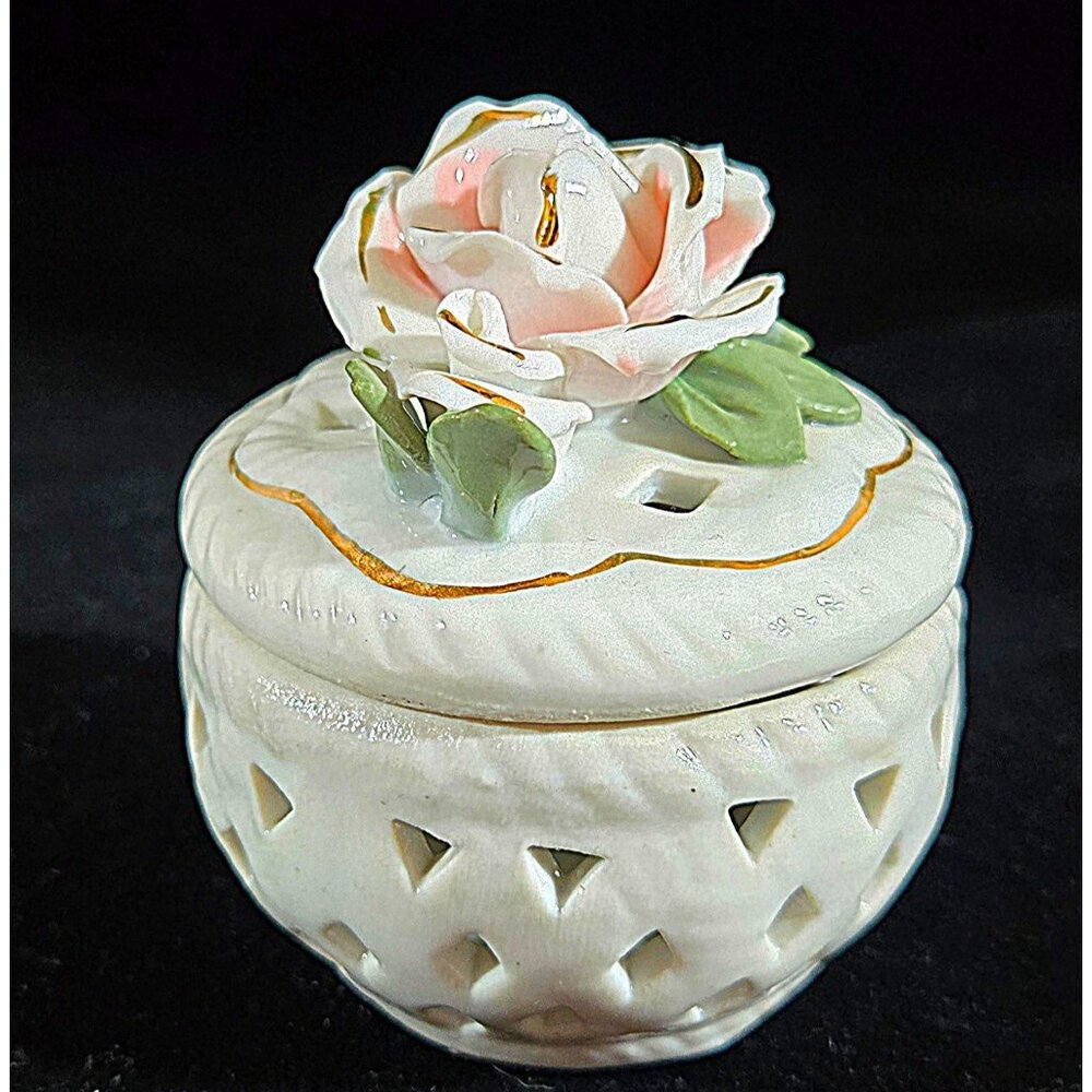 Beautiful porcelain roses trinket box cachet pot  3"